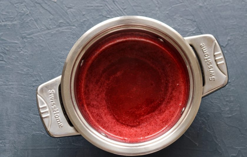 1. Этап. Мармелад из брусники: Влейте агар-агар в кастрюлю. Аккуратно помешивайте венчиком пюре, пока оно не загустеет. Доведите до кипения и варите примерно 1-2 минуты.