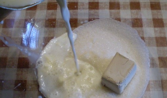 1. Этап. Булочка Улитка с маком: Возьмите большую стеклянную миску и насыпьте в нее сахар, положите свежие дрожжи и влейте к ним молоко. Оно не должно быть холодным, подогрейте молоко до комнатной температуры.