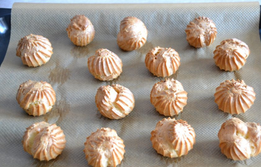 1. Этап. Картофельные профитроли: Выпекайте профитроли 20 минут при температуре 200 градусов, затем еще 20 минут при температуре 180 градусов.