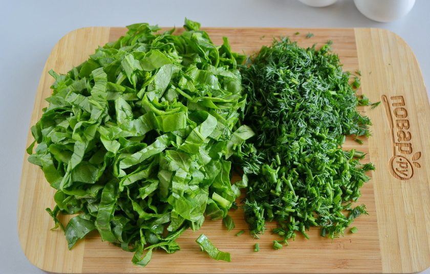 1. Этап. Пирог со шпинатом и укропом: Всю зелень мелко порежьте.