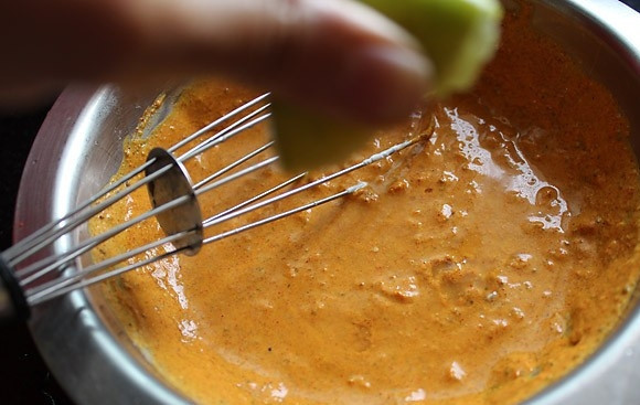 1. Этап. Закуска для пикника на природе: 5. Выдавливаю сок половинки лимона, снова перемешиваю, отставляю маринад в сторону.