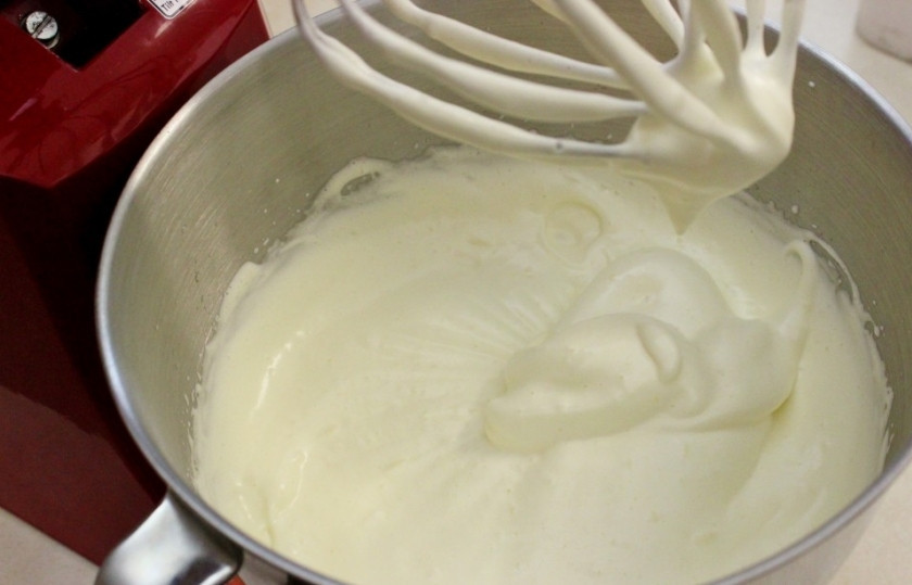 1. Этап. Рулет бисквитный с ягодами: 6. Затем взбейте яйца с сахаром миксером до белой пены.