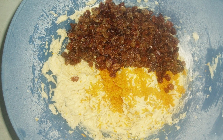 1. Этап. Кекс с цедрой: Засыпаем изюм и цедру апельсина.