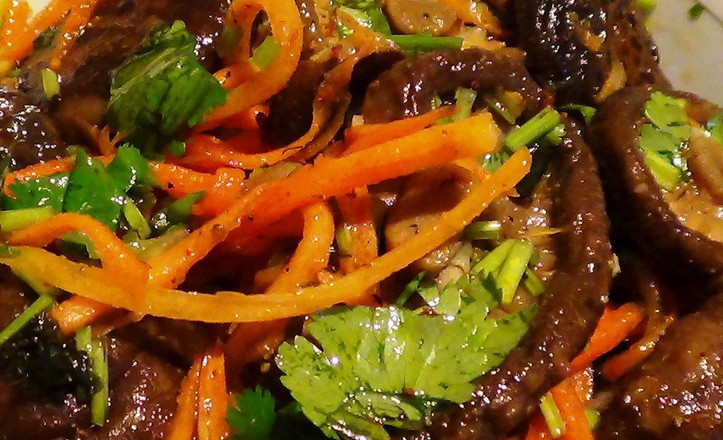 1. Этап. Грибы шиитаке по-корейски: К отваренным шиитаке добавьте уксус, сахар и соль. Перемешайте. Затем добавьте морковь, лук, чеснок и специи. Сверху залейте раскаленным растительным маслом и присыпьте кинзой. Перемешиваем и отправляем в холодильник. Через 3-4 часа можно наслаждаться пикантной закуской.