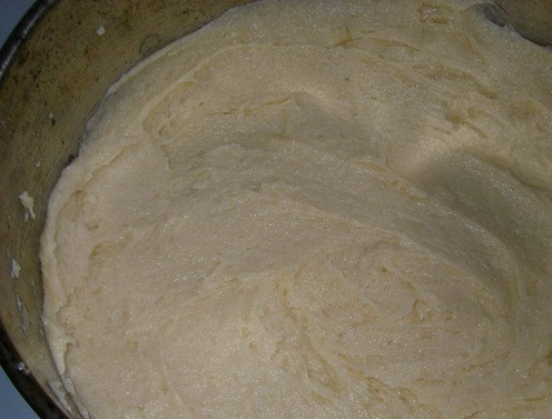 1. Этап. Творожный пирог с бананами: Форму для выпечки смазываем маслом или застилаем бумагой для выпечки. Выкладываем тесто и разравниваем, делая бортики.