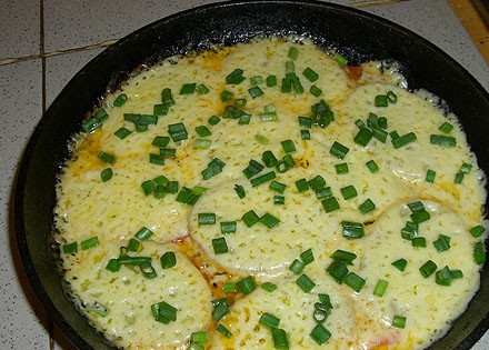 1. Этап. Сулугуни, жаренный на кеци: Дайте сулугуни немного настояться под крышкой. Добавьте мелко нарезанный зелёный лук. Приятного аппетита!