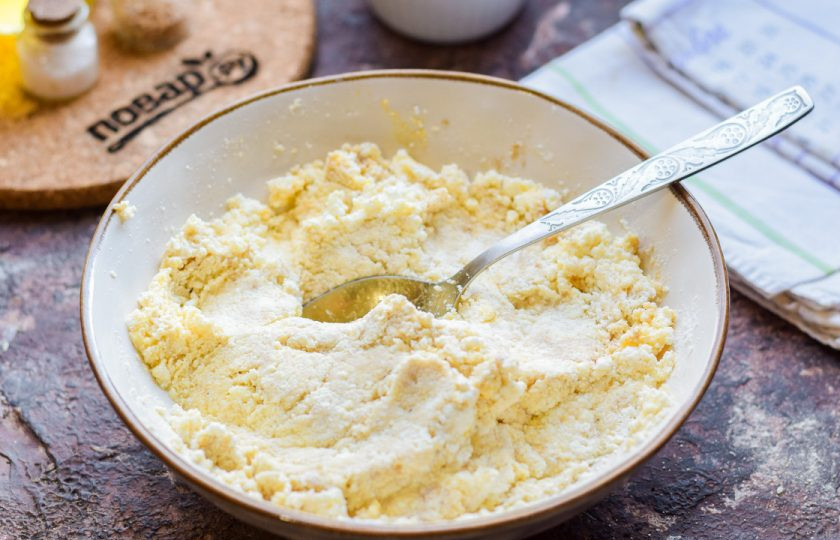 1. Этап. Сырники с гречневой мукой: Перемешайте хорошо все ингредиенты. Если творог не сухой, добавьте еще немного муки.