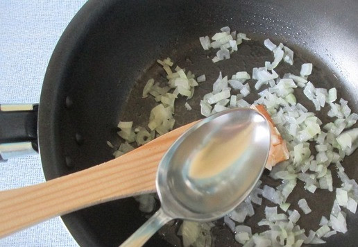 1. Этап. Сливочное масло с сардинами: Растопить сливочное масло на антипригарной сковороде, выложить лук и жарить, помешивая и подливая понемногу горячую воду, чтобы лук становился мягким, а не подрумянивался.