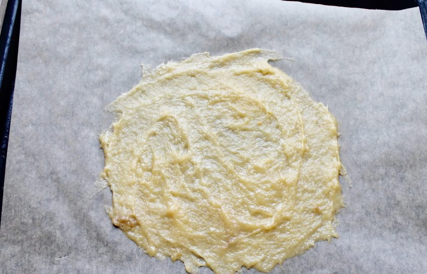 1. Этап. Польский медовик: Разогрейте духовку до температуры 200 градусов. На бумагу для выпечки выложите одну столовую ложку теста и размажьте тонким слоем в круг, чуть больше желаемой формы. У меня диаметр 20 сантиметров.