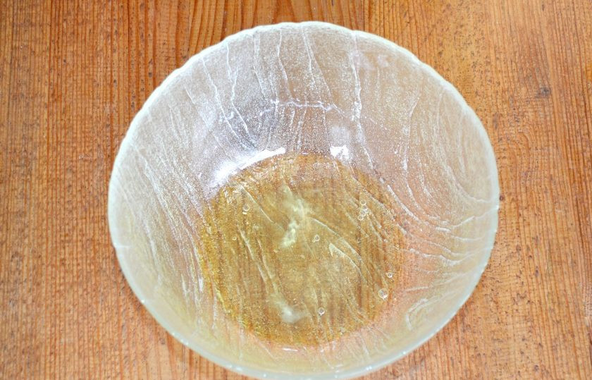 1. Этап. Торт Чебурашка: Взбейте белки до пышности, после добавляйте небольшими порциями сахар.