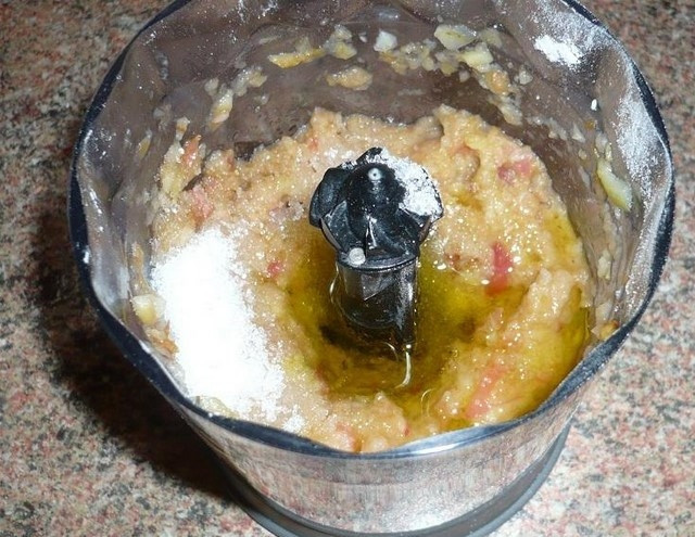 1. Этап. Овсяно-яблочное печенье: 3. Яблоко помойте, очистите, нарежьте на кусочки и измельчите в блендере. Всыпьте сахар и перемешайте до однородного состояния.