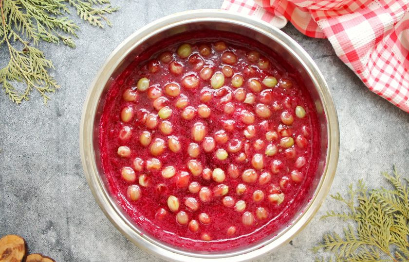 1. Этап. Джем из крыжовника с соком черной смородины: Убавьте огонь до медленного и варите, не мешая, после закипания 10 минут. Снимите таз с огня, накройте и дайте постоять в течение 10 часов.