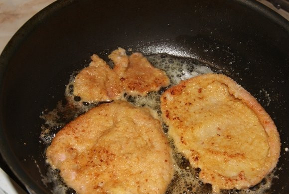 1. Этап. Отбивные из кальмаров: 5. Для жарки используйте растительное масло и не делайте сильный огонь.