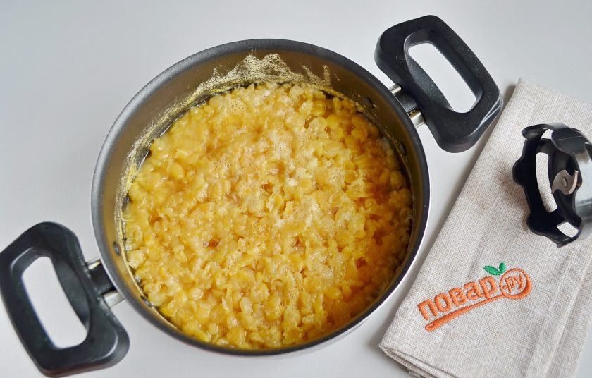 1. Этап. Гороховые блины с луком: 4. Часть воды впиталась, а часть выкипела. Сливать ничего не нужно, но если воды слишком много осталось, то слейте часть. Погружным блендером пюрируйте горох.