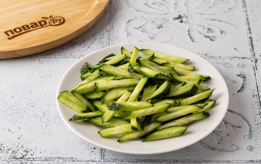 1. Этап. Салат из яблок и огурцов: Огурцы помойте, отрежьте кончики и нарежьте брусочками.