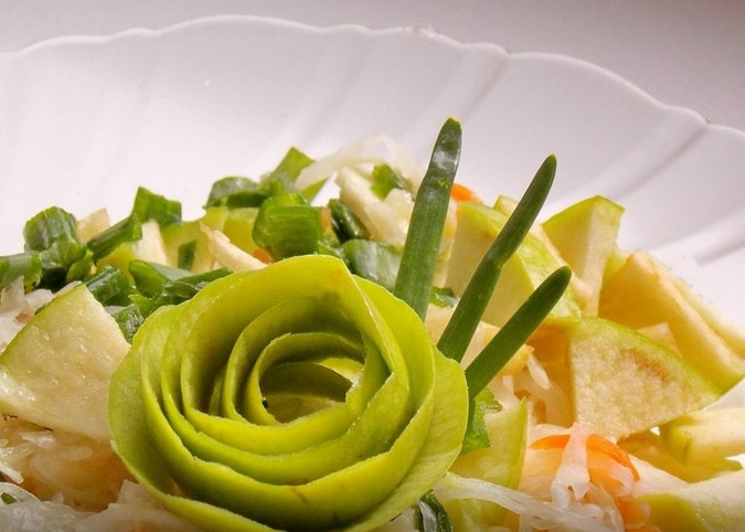 1. Этап. Салат из квашеной капусты с яблоками: 4. А теперь украшаем, подаем к столу и наслаждаемся чудесным вкусом готового салатика!