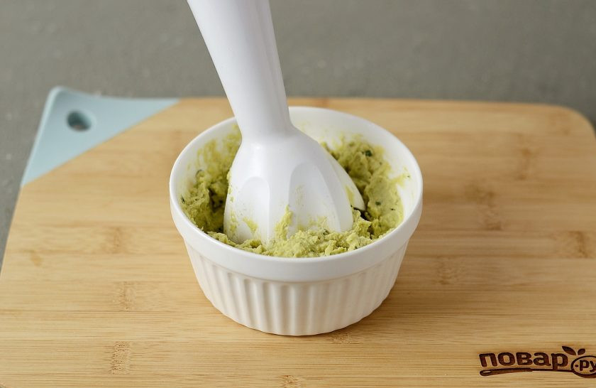 1. Этап. Хумус с базиликом: Измельчите блендером до однородной консистенции.