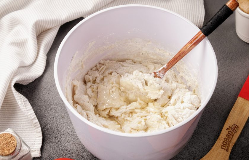 1. Этап. Пицца Кальцоне: Влейте 1 ст.л. растительного масла.