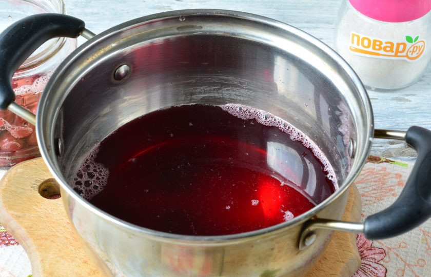 1. Этап. Компот из забродившей вишни: Первым делом слейте компот через сито, удалив вишни.