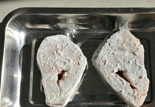 1. Этап. Треска, запеченная в духовке: Стейки посолить, обвалять в муке и выложить на противень. Смазывать маслом противень не надо!