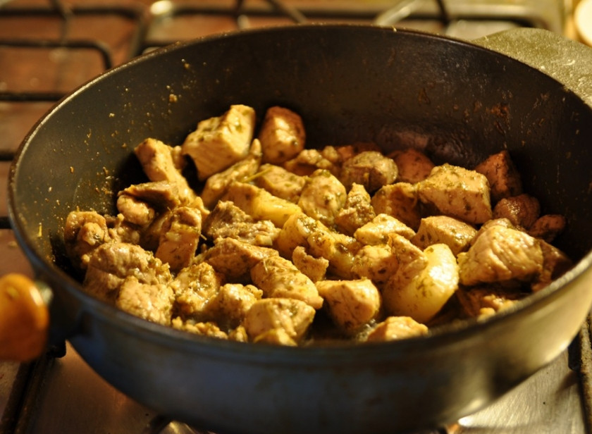 1. Этап. Мясо кусочками на сковороде: Не забываем помешивать, чтобы ни мясо, ни специи не пригорали.