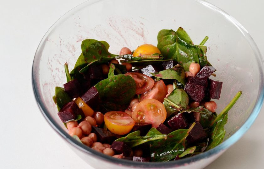 1. Этап. Салат из нута и свеклы: Заправьте салат, посолите и поперчите. Перемешайте.