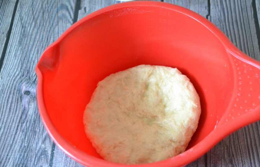 1. Этап. Морковные шаньги: Тесто во время подъема увеличилось в 1,5-2 раза. Разделите тесто на части, в моём случае получилось 20 частей весом около 35 грамм.