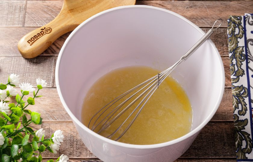 1. Этап. Диетические блины из овсяной муки: В глубокой миске соедините яйца, сахар и соль. По желанию сахар можно заменить на сахзам или любой сладкий сироп.