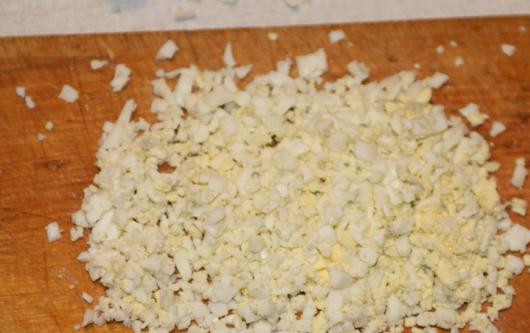 1. Этап. Судак под польским соусом: 2. Параллельно поставить варить яйцо вкрутую. Готовое яйцо остудить, очистить и нарезать мелкими кубиками. В некоторых вариантах рецептов можно встретить вместо отварного яйца пашот.