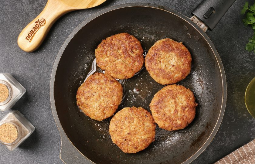 1. Этап. Котлеты из маринованных грибов: Обжарьте на среднем огне с двух сторон до хрустящей румяной корочки сверху.