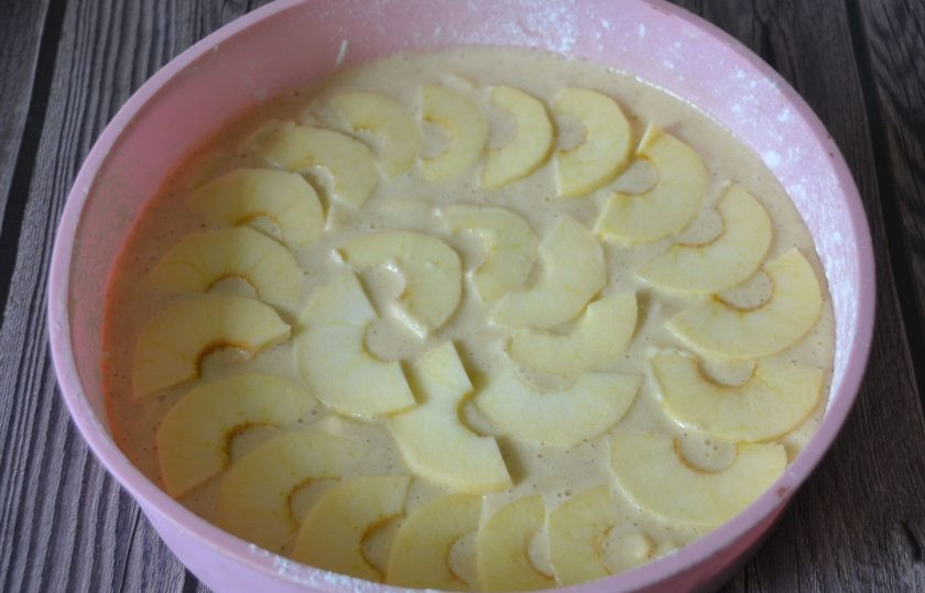 1. Этап. Манник с яблоками на сметане: Сверху выложите ломтики яблок, выпекайте 45-50 минут при температуре 180 градусов.