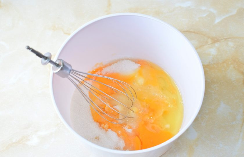 1. Этап. Медовик с клубникой и сметанным кремом: В отдельной чаше смешайте яйца с сахаром.