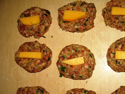 1. Этап. Фарш на гриле: Формируем котлетки. В середину каждой положите по кусочку сыра.