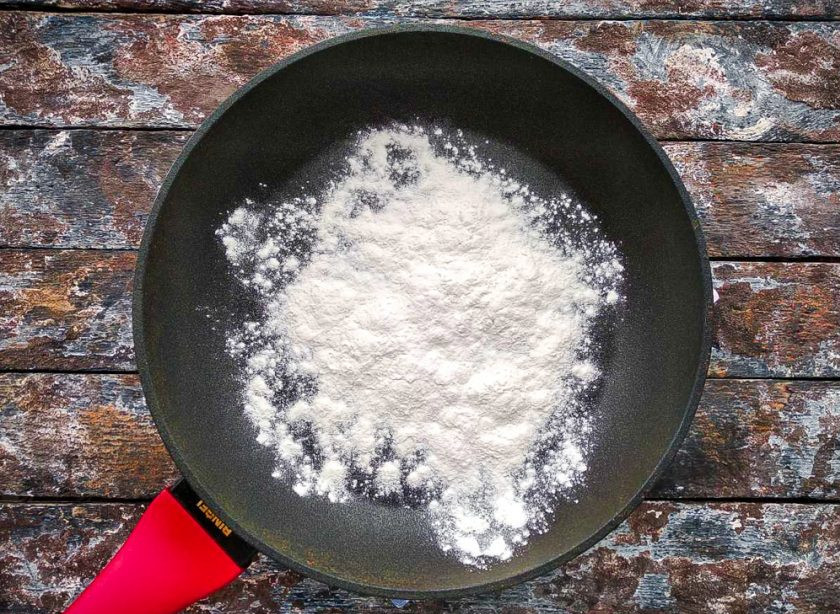 1. Этап. Тефтели как в столовой: Для приготовления соуса, на сухой сковороде обжарьте муку 2-3 минуты.