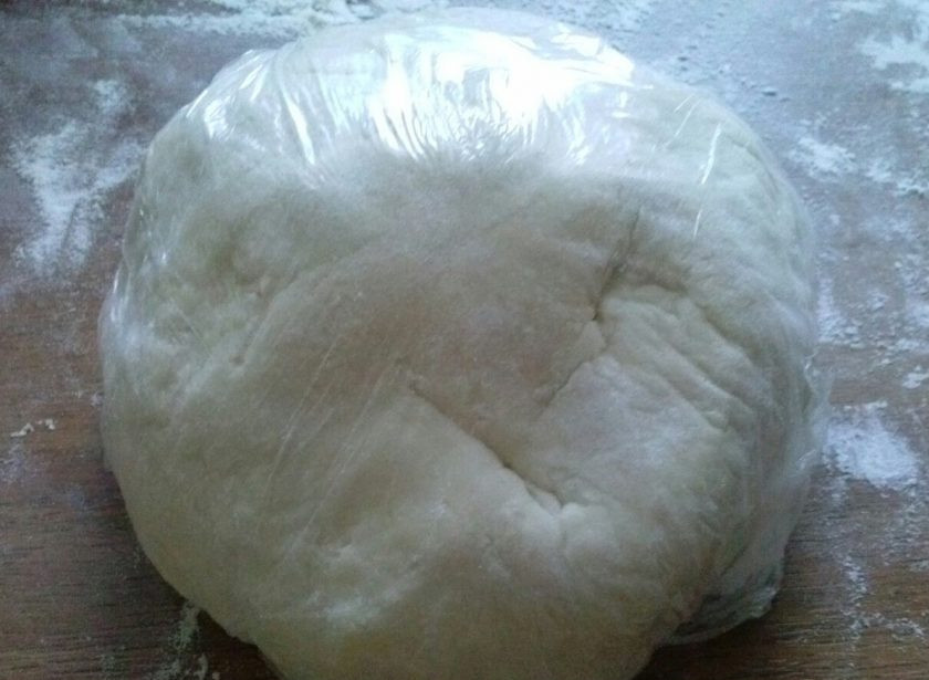 1. Этап. Вареники на ледяной воде быстрым способом: 2. Замешиваем традиционное тесто: насыпаем муку горкой, делаем углубление и наливаем ледяную воду. Всыпаем щепотку муки и начинаем по краю замешивать тесто. При необходимости подсыпайте муку. Когда тесто станет эластичным, заверните его в пищевую пленку и оставьте на 15 минут на столе. Пока настаивается тесто, варим картофель, после чего измельчаем его толкушкой и добавляем поджарку из лука (на растительном масле). Начинка может быть любой: от соленой до сладкой.