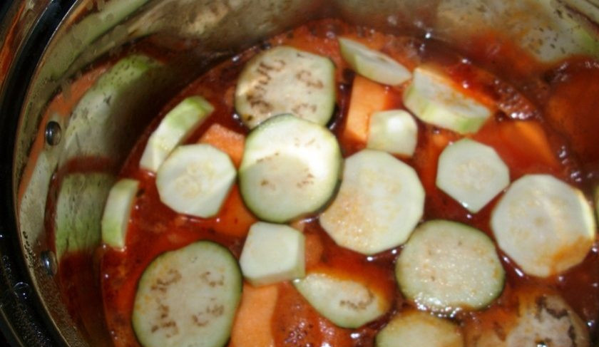 1. Этап. Рецепт кускуса по-арабски: После этого добавьте в кастрюлю нут, тыкву, баклажан и кабачок.