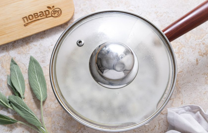 1. Этап. Шалфей с молоком: Накройте крышкой и дайте настояться на 10 минут.