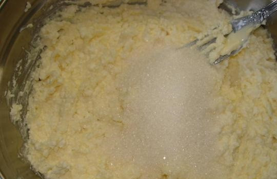 1. Этап. Творожно-песочное тесто: 2. Следом добавьте щепотку соли и сахар. Классический рецепт творожно-песочного теста можно сделать более сладким, если захотите.