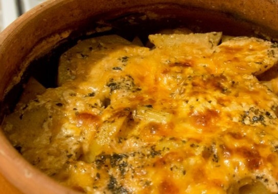 1. Этап. Оленина в горшочке: Разогрейте духовку до ста восьмидесяти градусов. Поставьте в нее горшочек и запекайте блюдо полтора часа.