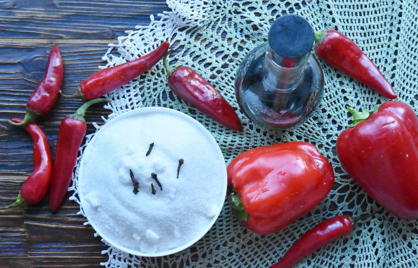 1. Этап. Джем из красного перца чили: Подготовьте продукты для приготовления джема из чили перцев. Вы можете регулировать остроту джема по своему вкусу. В джем можно добавить специи по своему вкусу. Хорошо сочетается с перцем гвоздика, кардамон, бадьян, лимон, корица.