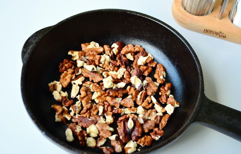 1. Этап. Салат Уолдорф: 2. Очищенные орехи поджарьте на сухой сковороде до появления характерного аромата. Дайте остыть.