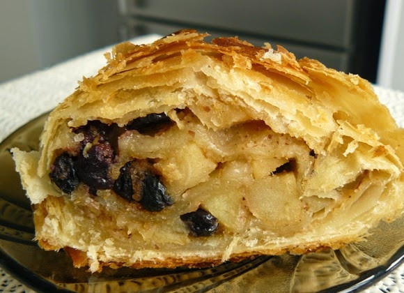 1. Этап. Яблочный штрудель из готового слоеного теста: Готовый яблочный штрудель из готового слоеного теста подавать можете с мороженым или вареньем. Приятного аппетита!