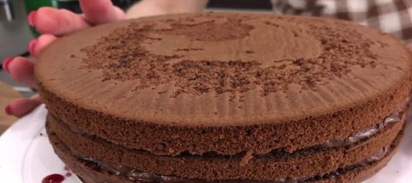 1. Этап. Шоколадно-ореховый торт (обалденный!): 5. Пропитайте нижний корж, смажьте кремом, выложите второй корж и слегка придавите. Так же пропитайте и смажьте второй корж, а третий корж пропитайте на отдельной тарелке, после чего переверните и накройте им торт.