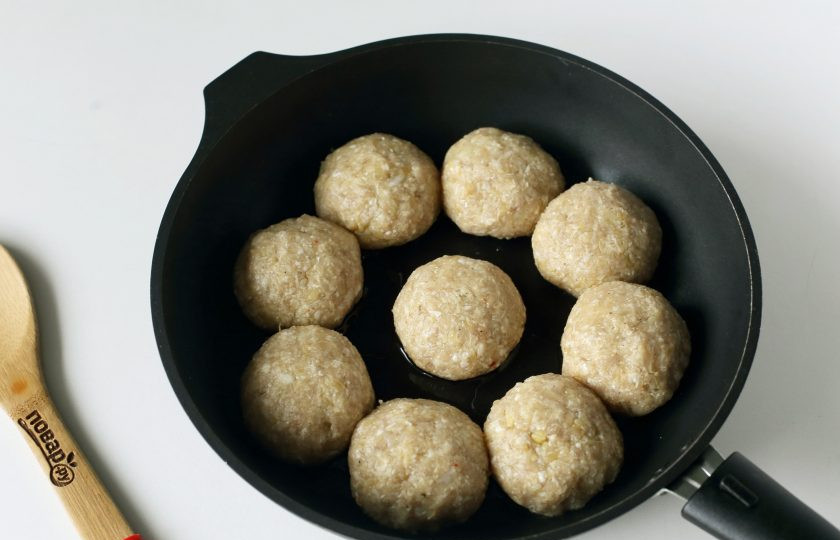 1. Этап. Ленивые голубцы с булгуром: Сформируйте из получившегося фарша голубцы и переложите их в сковороду с маслом.