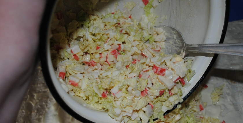 1. Этап. Лаваш с крабовыми палочками и плавленым сыром: 2. Каждый лист смазываем плавленым сыром. Если остался лишний - добавьте его к остальным ингредиентам, перемешайте. Выкладываем смесь сверху. Сворачиваем рулет.