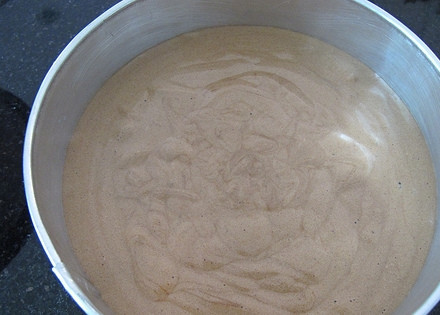 1. Этап. Шоколадный бисквит для торта: 9. Переложите тесто в форму для запекания, предварительно смазав ее сливочным маслом или застелив пергаментом.