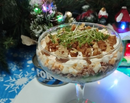 1. Этап. Салат Новогоднее настроение: Посыпаем орехами. Подаем.
