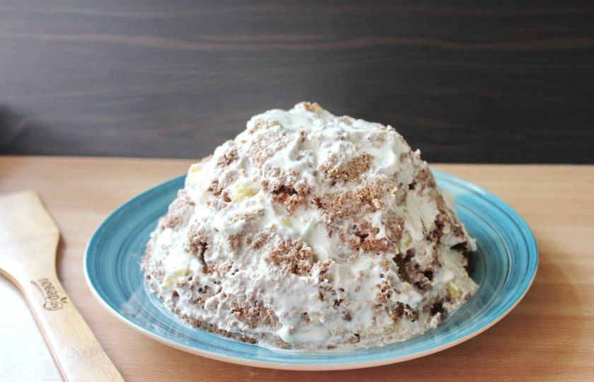 1. Этап. Торт Графские развалины с ананасами: Таким образом выложите торт горкой.