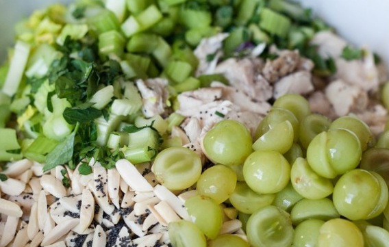 1. Этап. Салат с виноградом, курицей и сельдереем: Смешиваем курицу, сельдерей, орехи и разрезанные пополам виноградинки.