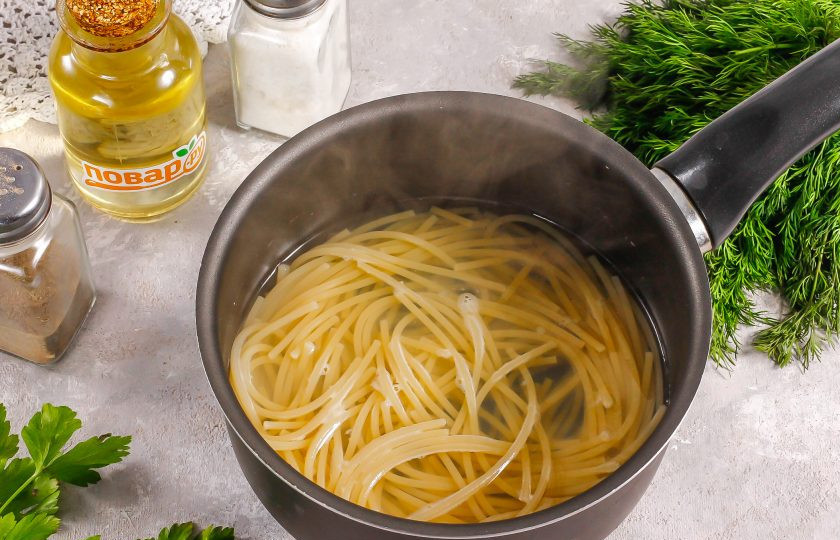 1. Этап. Паста с кабачками и песто: Вскипятите в казане или кастрюле, ковше примерно 400 мл. воды и выложите в нее спагетти или другую пасту. Отварите практически до готовности. Время варки изделий уточните на их пачке.